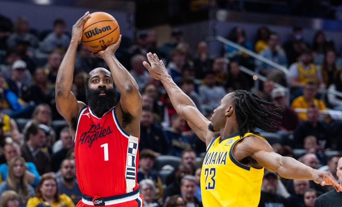 步行者队员团结一致，以全力以赴夺取胜利的简单介绍