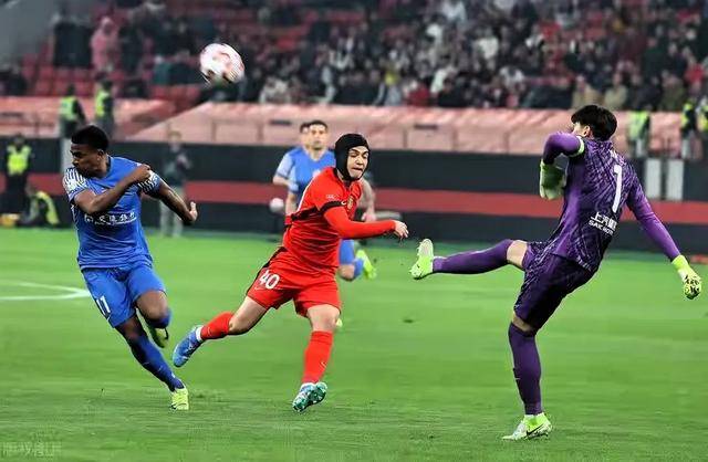 教练调兵遣将，战术变化引发球迷议论的简单介绍