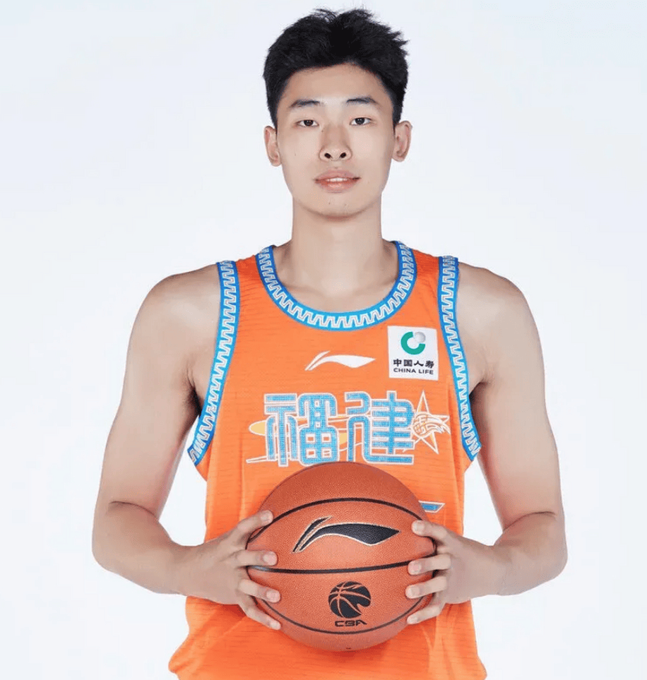 关于球队签下了一名自由球员，希望能提升球队整体实力的信息