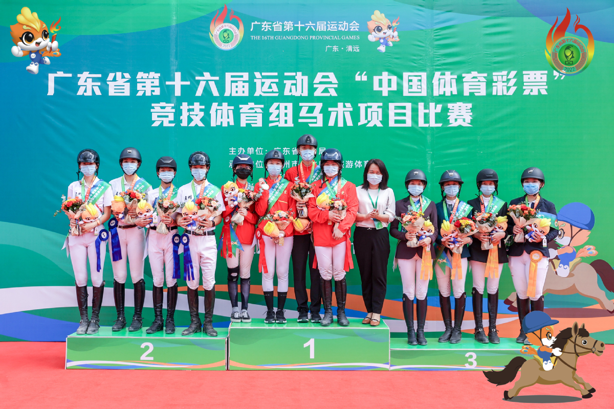 马术团体障碍赛：中国队勇夺金牌