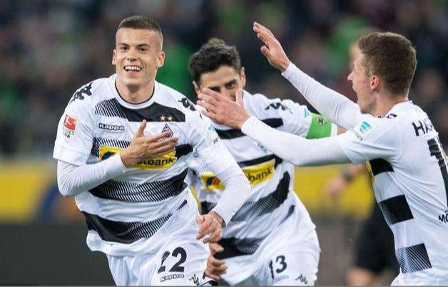 关于法兰克福击败门兴格拉德巴赫，稳居德甲积分榜前列的信息