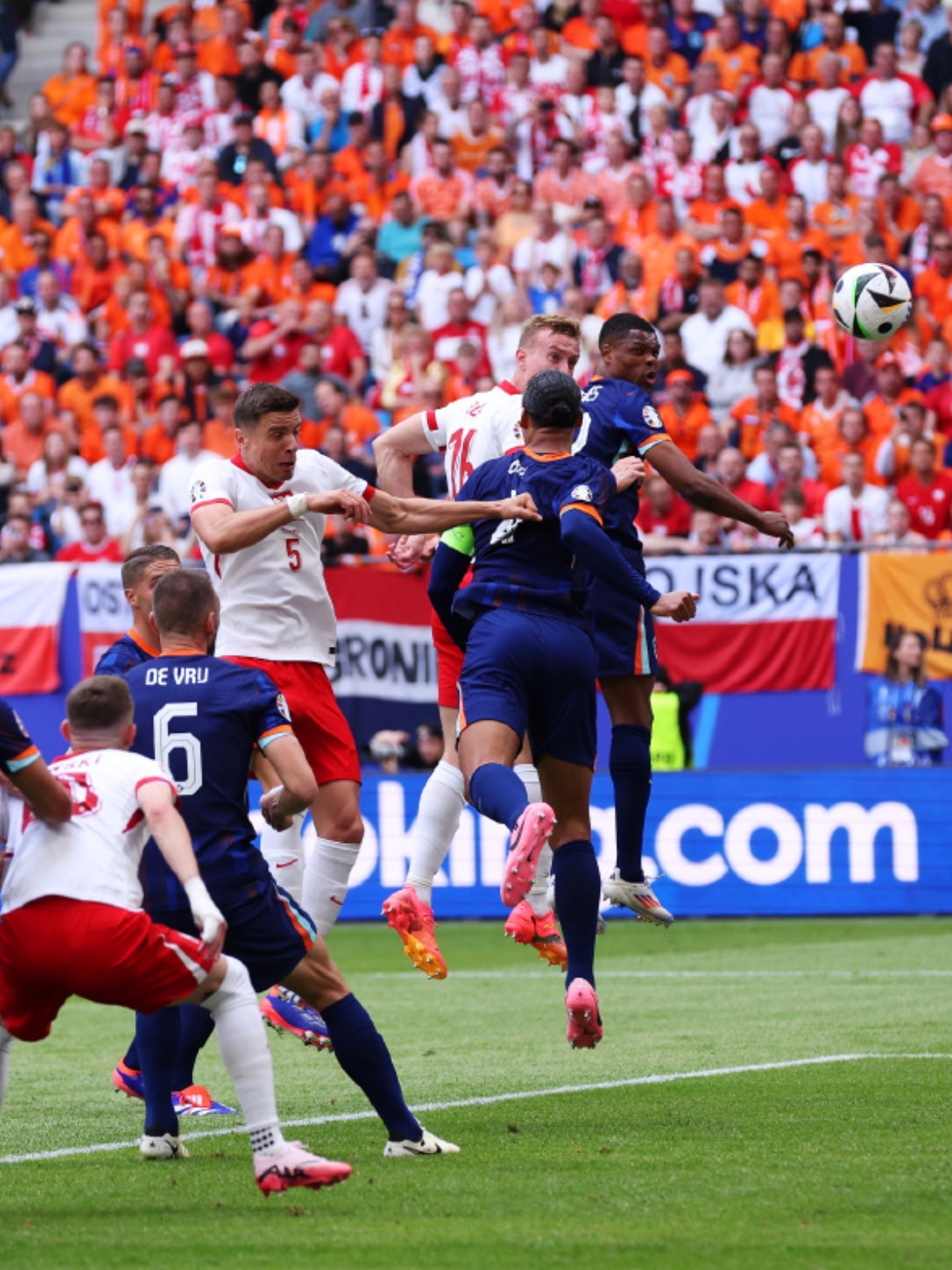 波兰队在比赛中表现出色,晋级四强 波兰队在比赛中表现出色,晋级四强