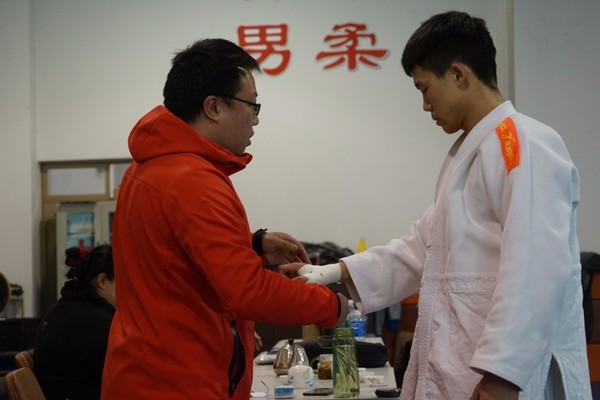 日本球队在训练场上加倍努力