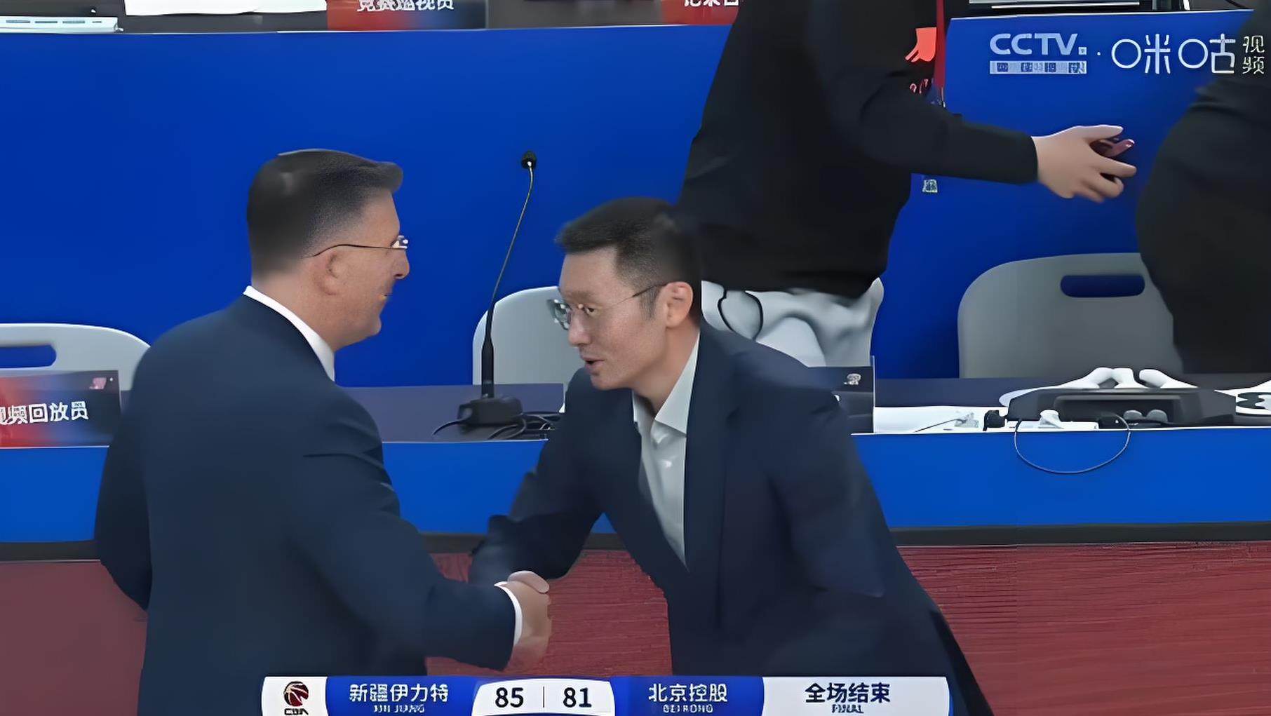 包含南北对决激烈上演，球员拼尽全力的词条