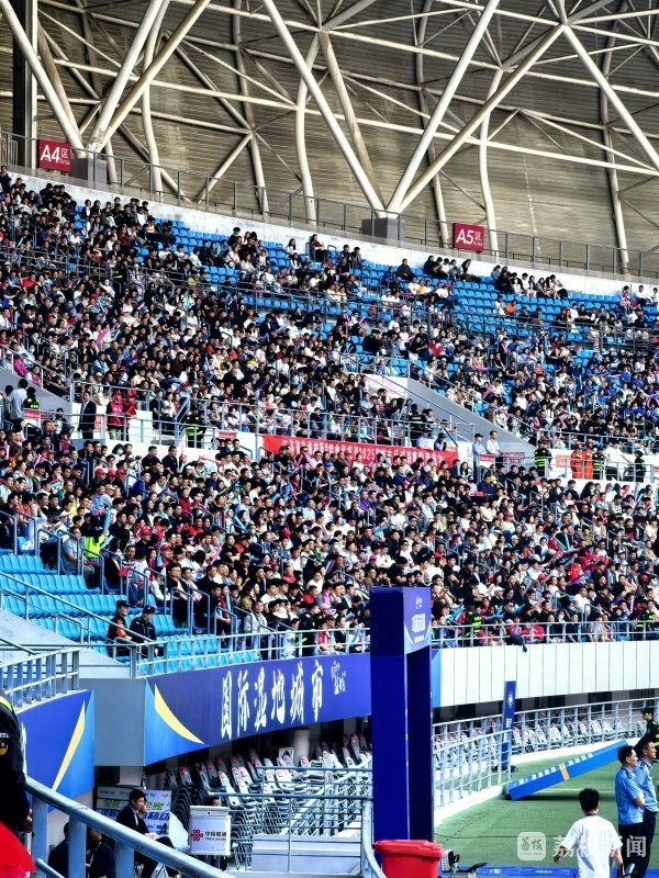比赛现场氛围热烈,球迷热情高涨 比赛现场氛围热烈,球迷热情高涨