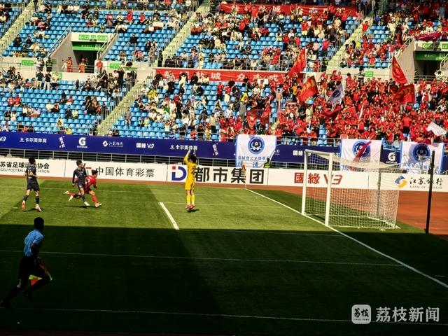 比赛现场氛围热烈,球迷热情高涨 比赛现场氛围热烈,球迷热情高涨