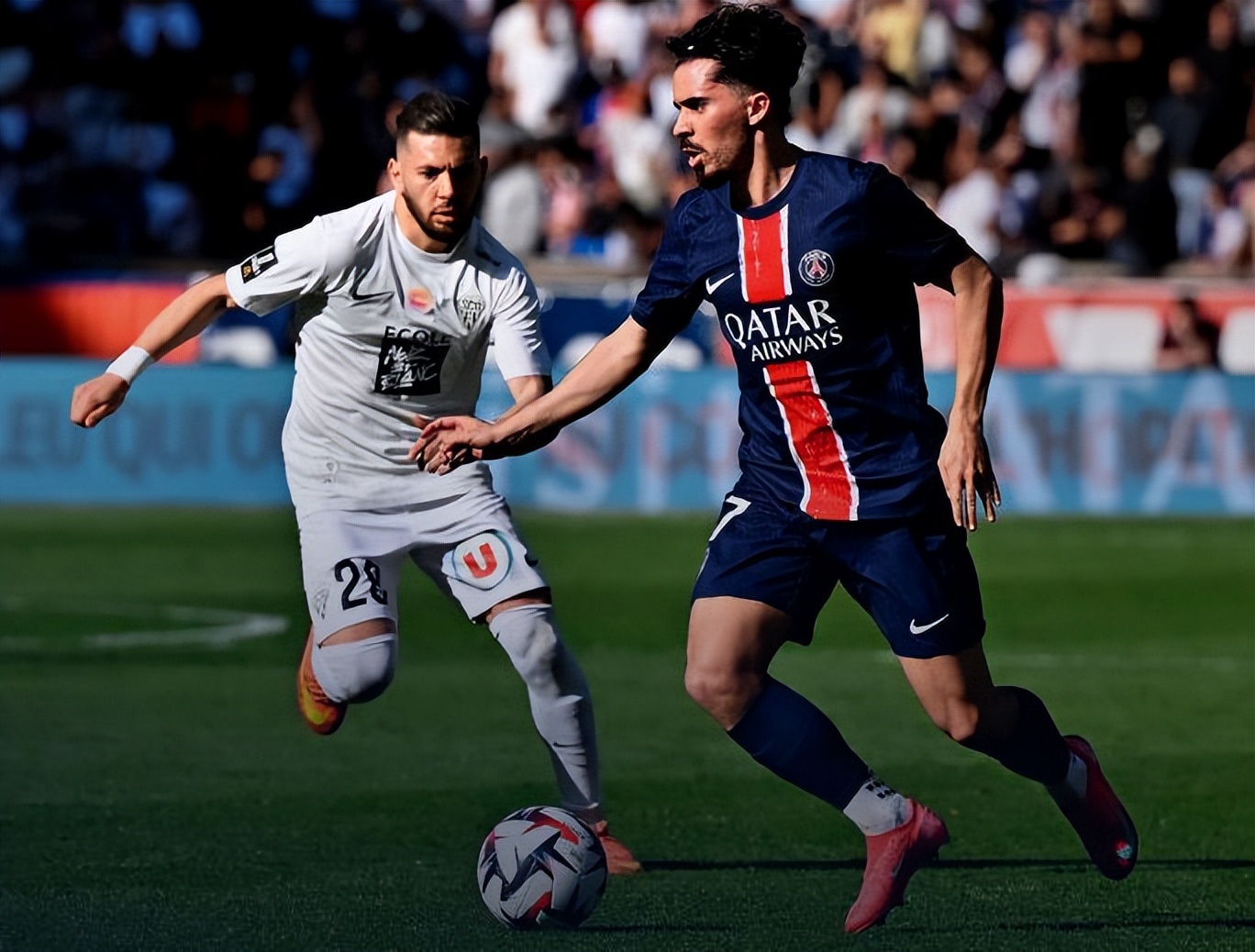 包含巴黎圣日耳曼进攻猛烈,轻松取胜升至小组第一的词条 包含巴黎圣日耳曼进攻猛烈,轻松取胜升至小组第一的词条