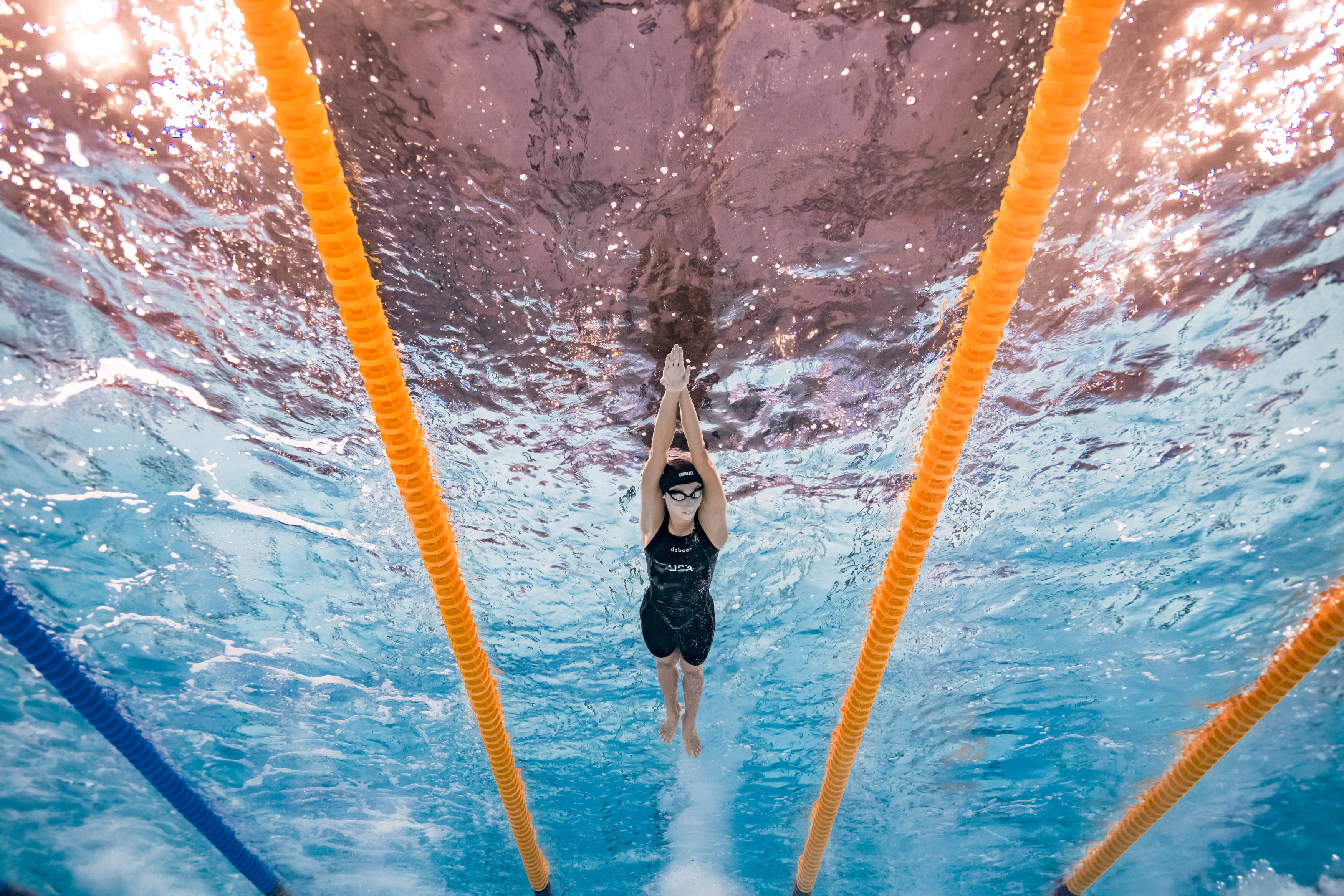 游泳混合接力夺冠争夺胶着，惊心动魄的一幕的简单介绍