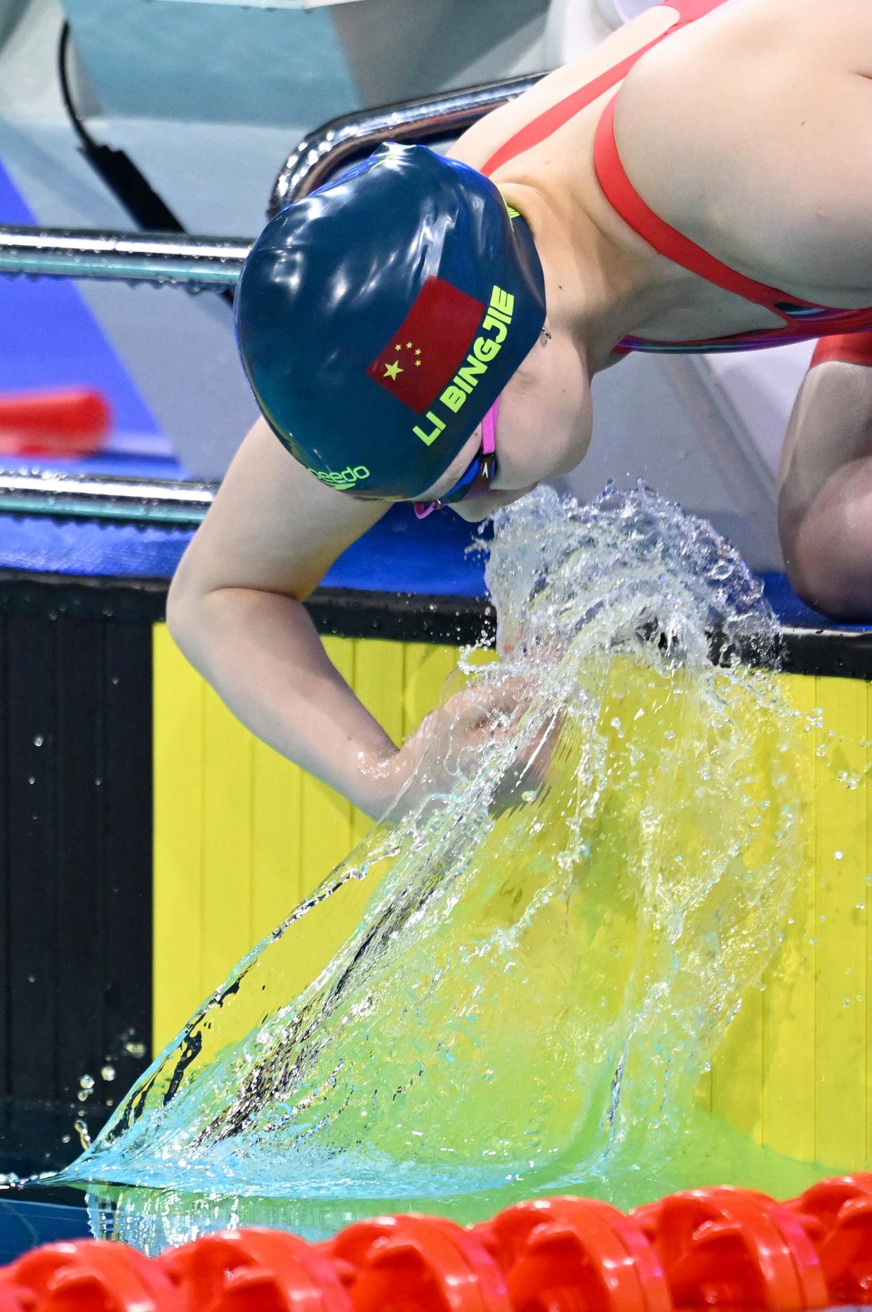游泳比赛女子百米自由泳,澳洲选手破纪录夺冠! 游泳比赛女子百米自由泳,澳洲选手破纪录夺冠!