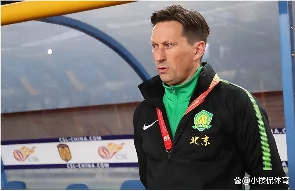 汉诺威球员大赞主教练战术调配,带领球队实现连胜 汉诺威球员大赞主教练战术调配,带领球队实现连胜