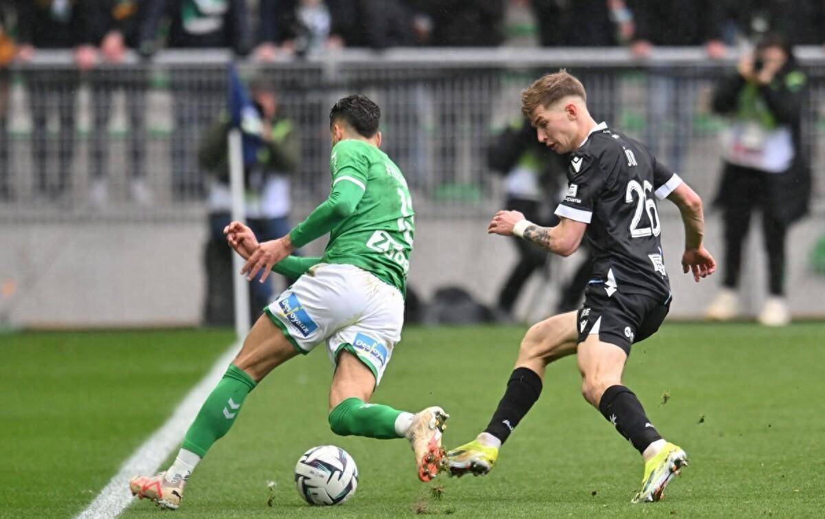 球队在国外联赛中力压对手获胜