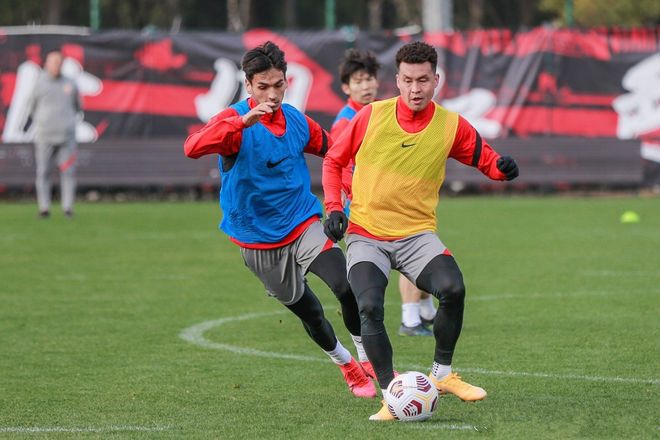 河南建业官宣续约核心阵容，凝聚团队力量的简单介绍