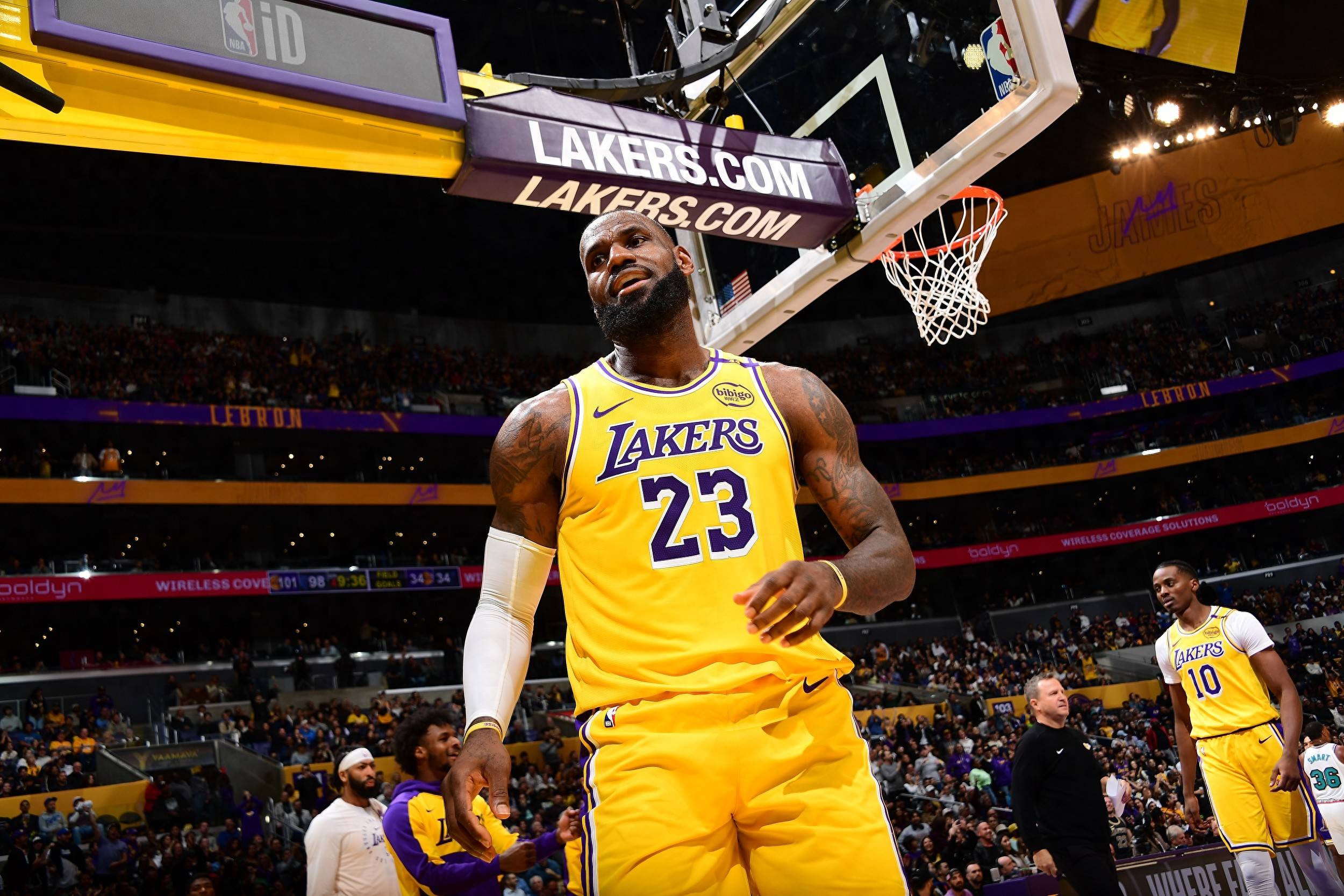 尼克斯绝杀湖人，带走惊天胜利。