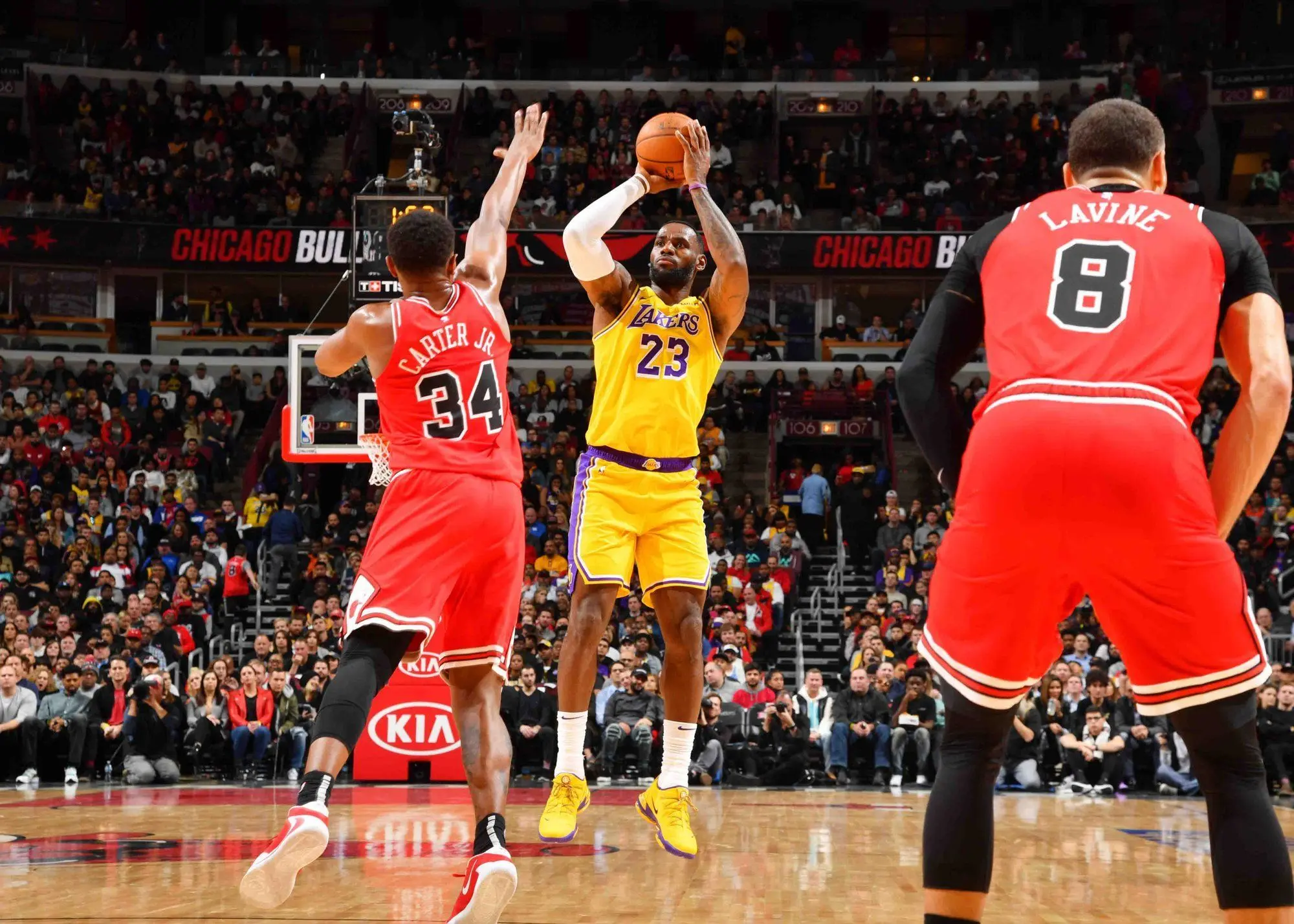 湖人翻盘四川队,拉文惊艳四座 湖人翻盘四川队,拉文惊艳四座