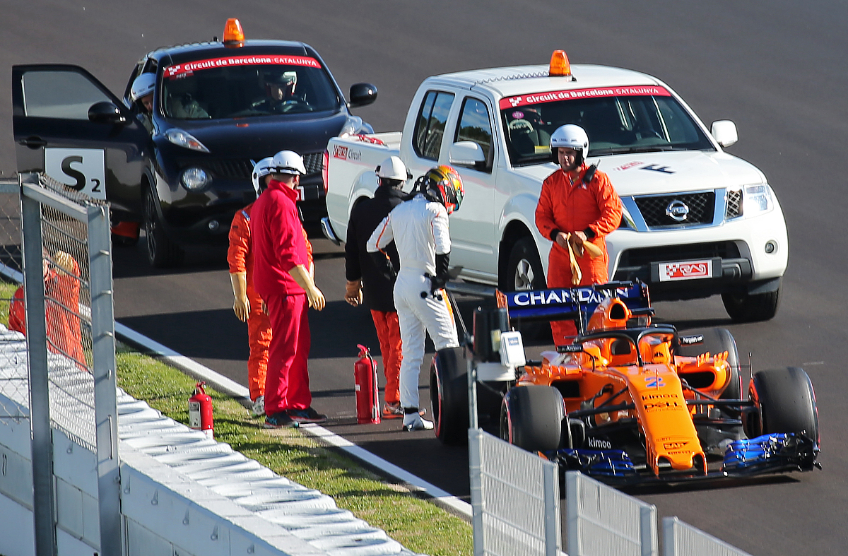 哈斯车队险胜红牛车队,阿隆索点燃赛场 哈斯车队险胜红牛车队,阿隆索点燃赛场