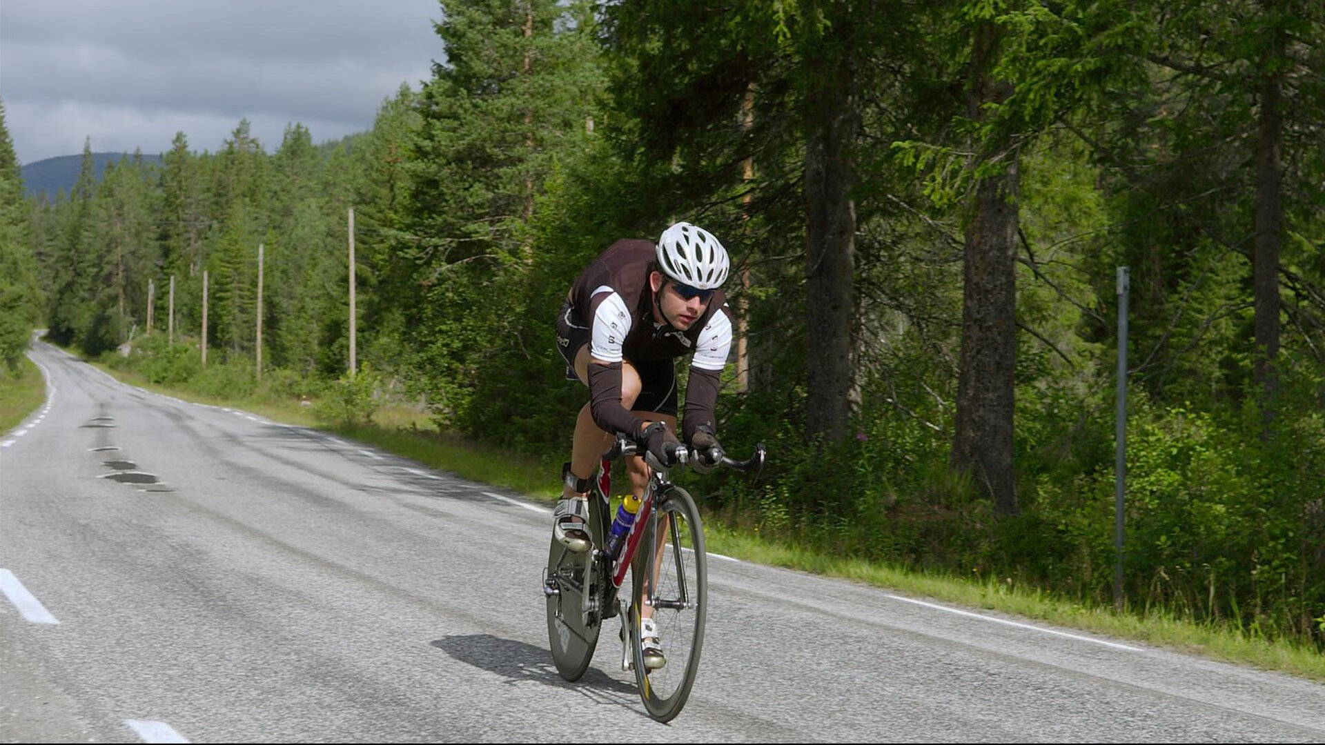 足球激情双响炮，巴拉圭决胜局力压丹麦，萨内德甲争冠战独揽风云
